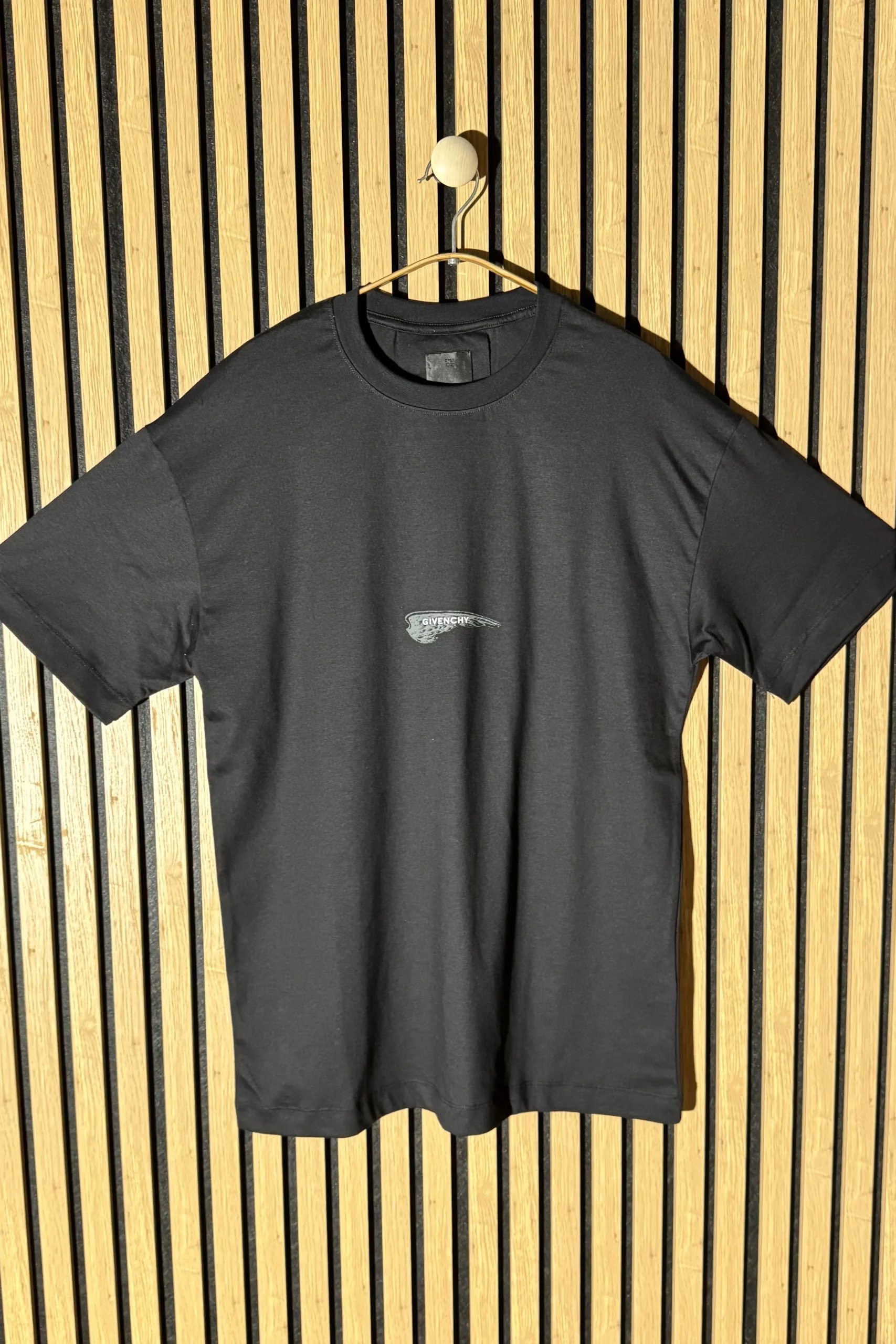 BM71JA3YN1_1 Givenchy Wings T-Shirt in Schwarz - Imagen 1