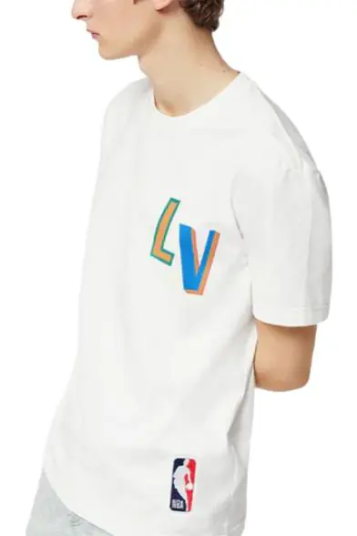 1A8X8R_1 Louis Vuitton x NBA T-Shirt mit Logoprint in Weiß - Image 1