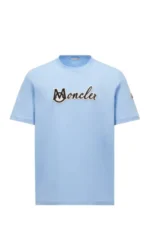 Moncler Baumwoll-T-Shirt mit gesticktem Varsity Logo in Hellblau