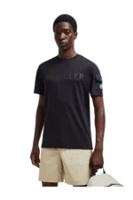 Moncler T-Shirt mit Ärmeltasche in Schwarz - Image 2