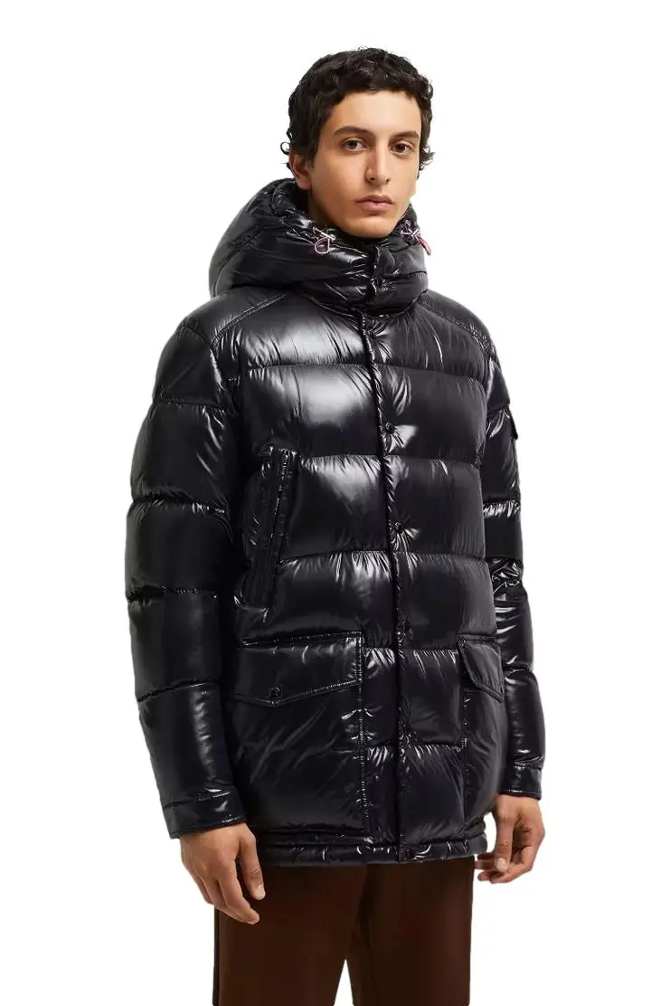 Moncler Chiablese kurze Daunenjacke mit Kapuze in Schwarz