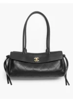 Chanel Small Tote aus schwarzem genarbtem Kalbsleder mit goldfarbenem Metall