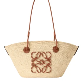 Loewe Small Anagram Korbtasche aus Iraca-Palme und Kalbsleder