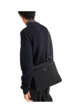 Prada Schultertasche aus Re-Nylon und Saffiano-Leder - imagine 8