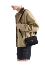 Prada Schultertasche aus Re-Nylon und Saffiano-Leder - imagine 8