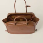 Miu Miu Beau Handtasche aus Leder – Cognac – Ansicht 4