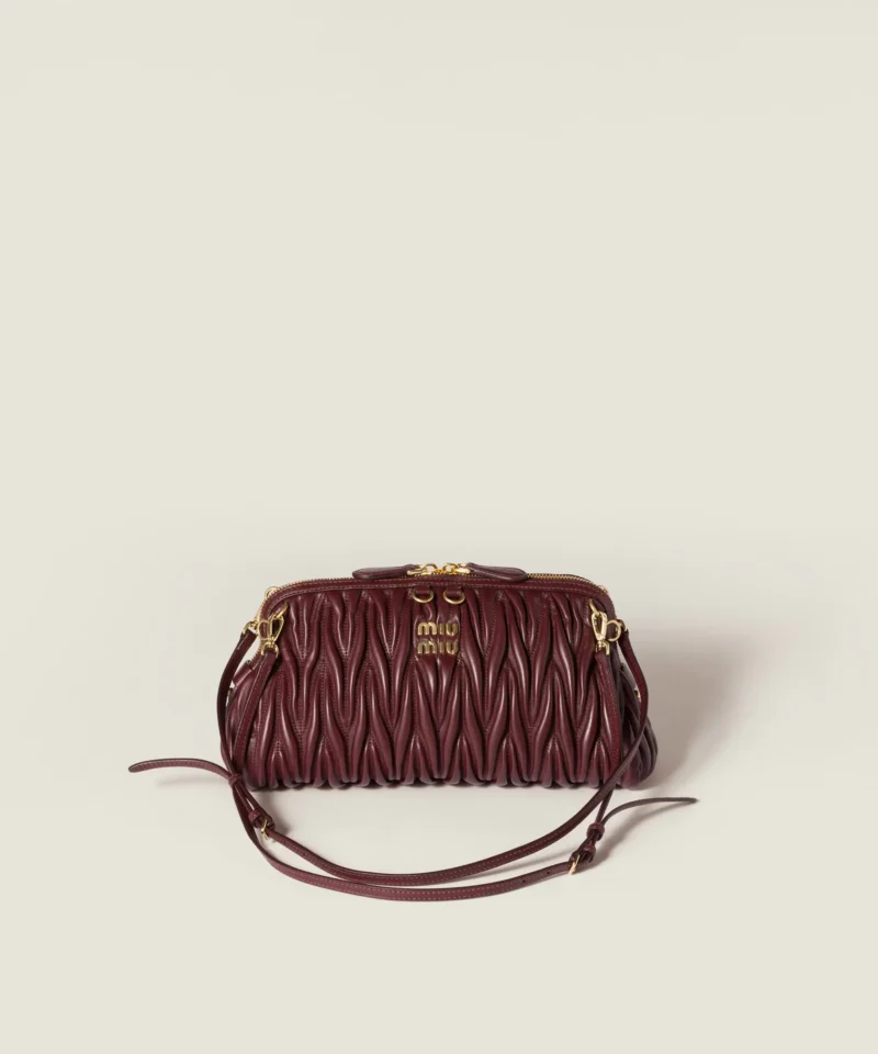 Miu Miu Caprice Clutch aus Matelassé-Nappaleder – Bordeaux – Vorderansicht