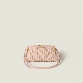 Miu Miu Caprice Clutch aus Matelassé-Nappaleder – Puderrosa – Vorderansicht
